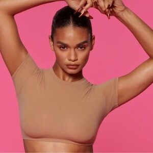 SKIMS Tan Crop Top FITS EVERYBODY SUPER CROPPED T-SHIRT | OCHRE medium